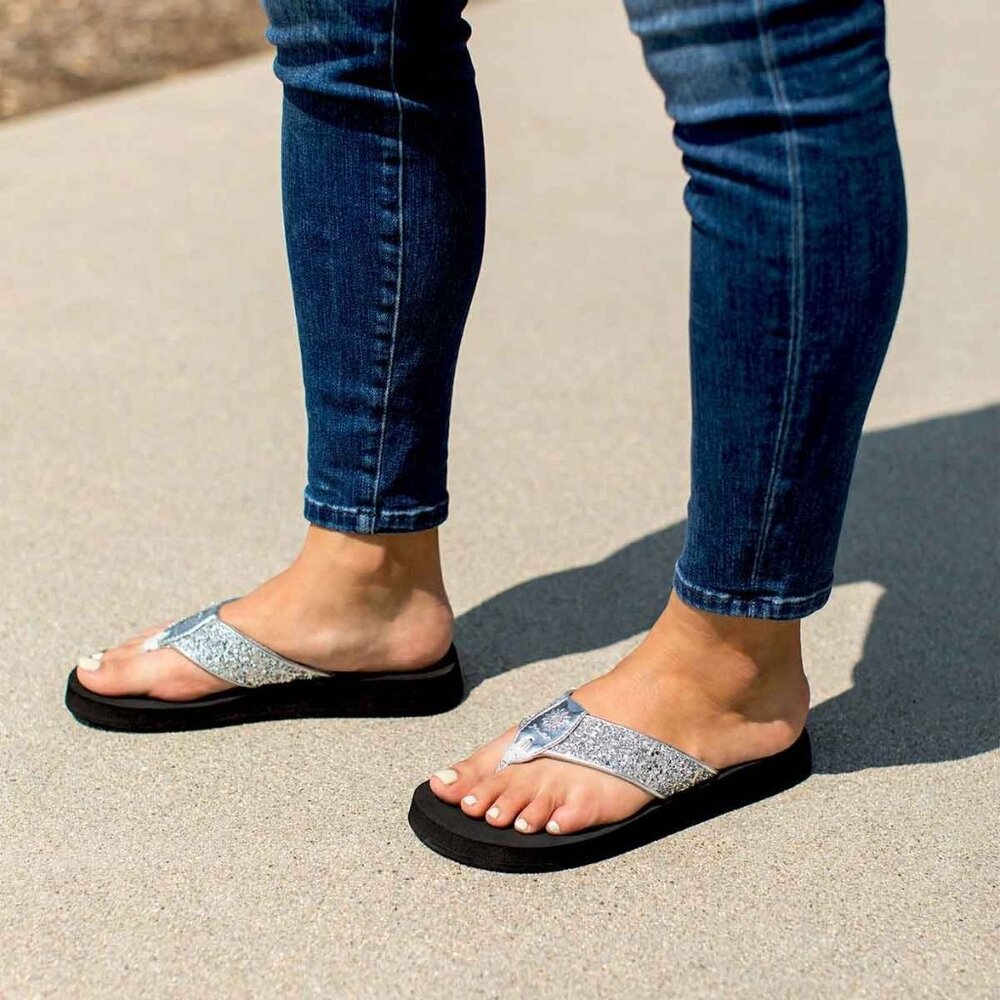Yellow Box Feliks Women's 9M Glimmering Silver‎ Glitter Flip Flop Thong Sandal - Picture 2 of 7